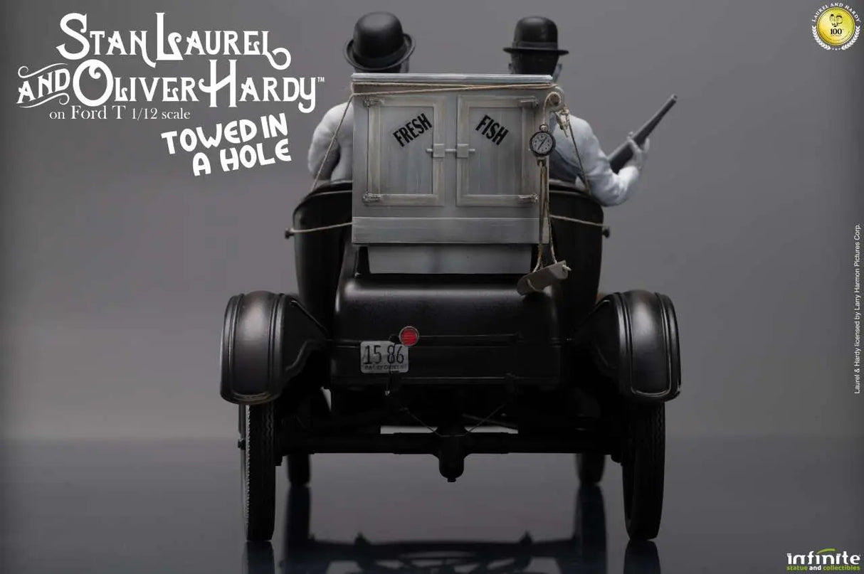 Infinite Statue / Kaustic Plastik Laurel & Hardy Towed In A Hole Ford T 1/12 Statue