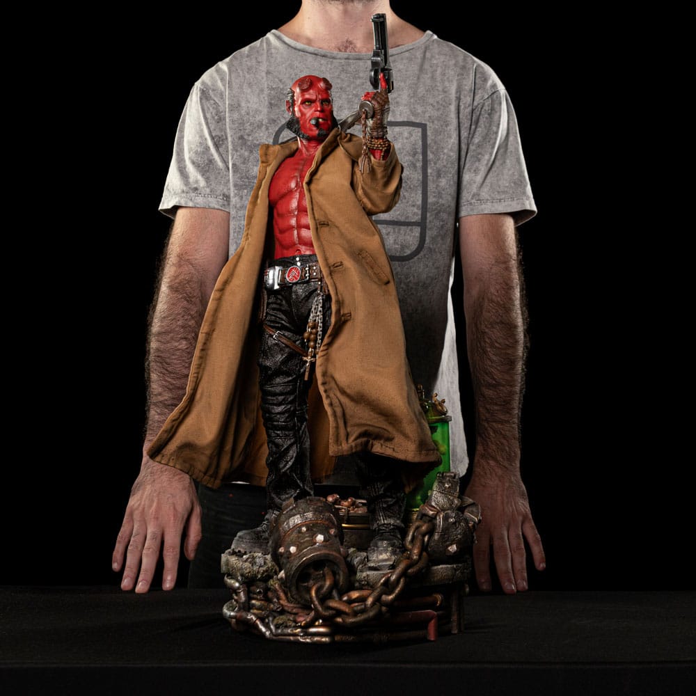 Iron Studios Hellboy Deluxe Art Scale 1/4 Statue