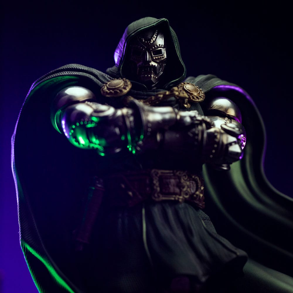 Iron Studios Marvel Legends Doctor Doom Diorama Art Scale Statue 1/10