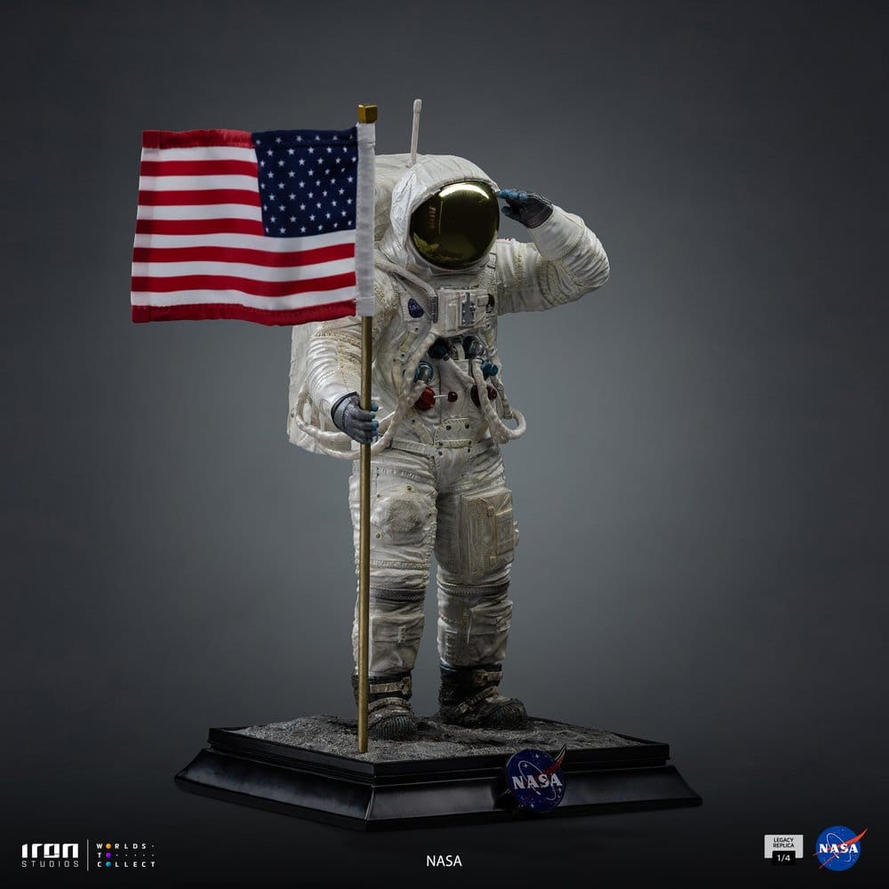 Iron Studios NASA Legacy Replica Apollo 11 Astronaut 1/4 Statue