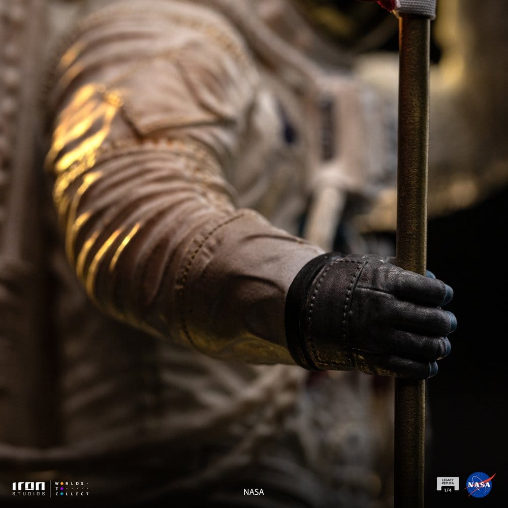 Iron Studios NASA Legacy Replica Apollo 11 Astronaut 1/4 Statue