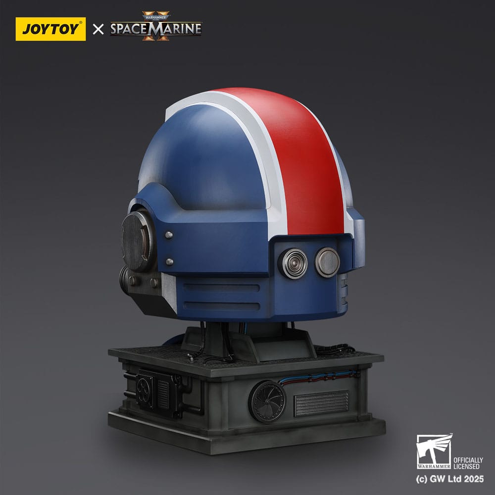 Joy Toy (CN) Warhammer 40,000 Space Marine 2 Ultramarines Lieutenant Titus Helm mit Display-Stand Replik