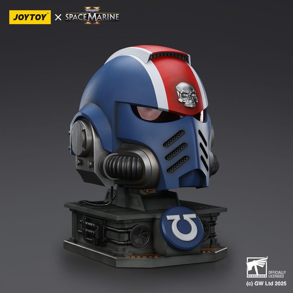 Joy Toy (CN) Warhammer 40,000 Space Marine 2 Ultramarines Lieutenant Titus Helm mit Display-Stand Replik