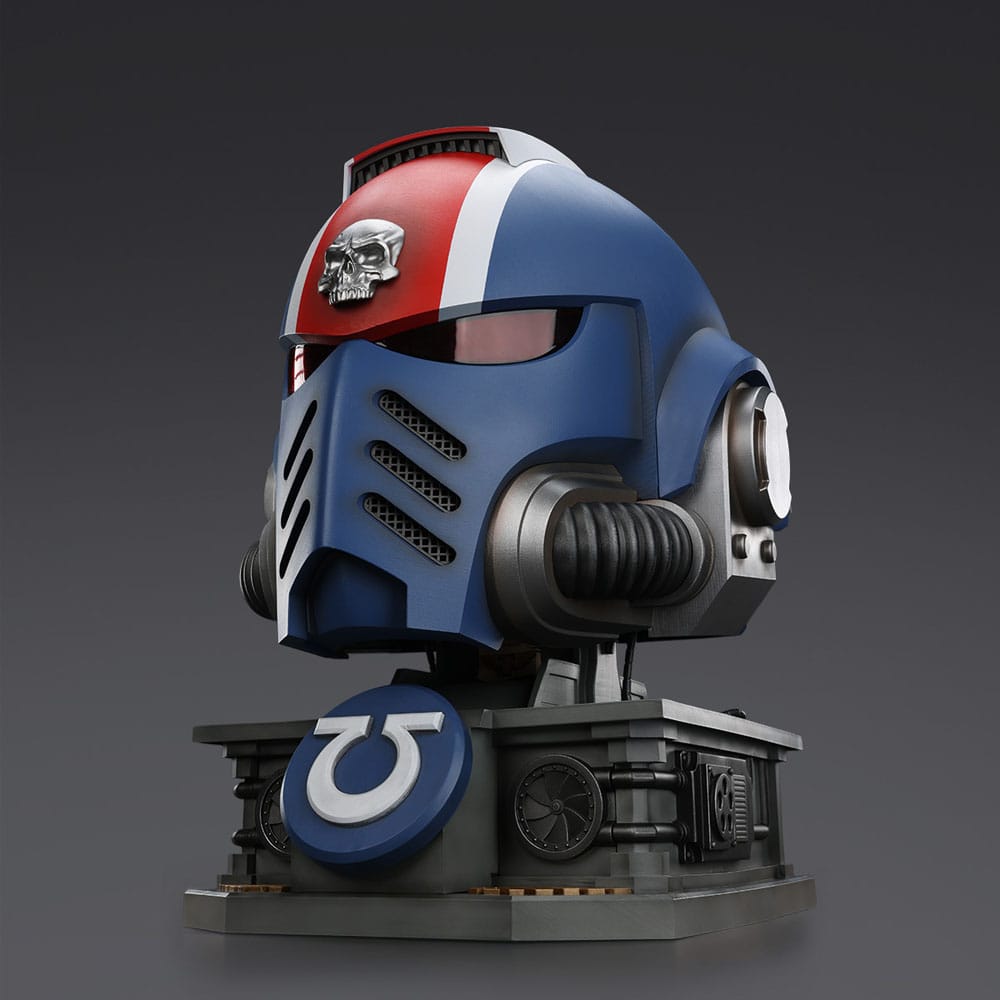 Joy Toy (CN) Warhammer 40,000 Space Marine 2 Ultramarines Lieutenant Titus Helm mit Display-Stand Replik