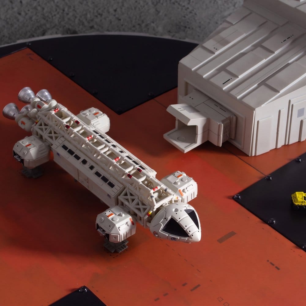 Master Replicas Mondbasis Alpha 1 Landing Pad (With Eagle Transporter) Spielset