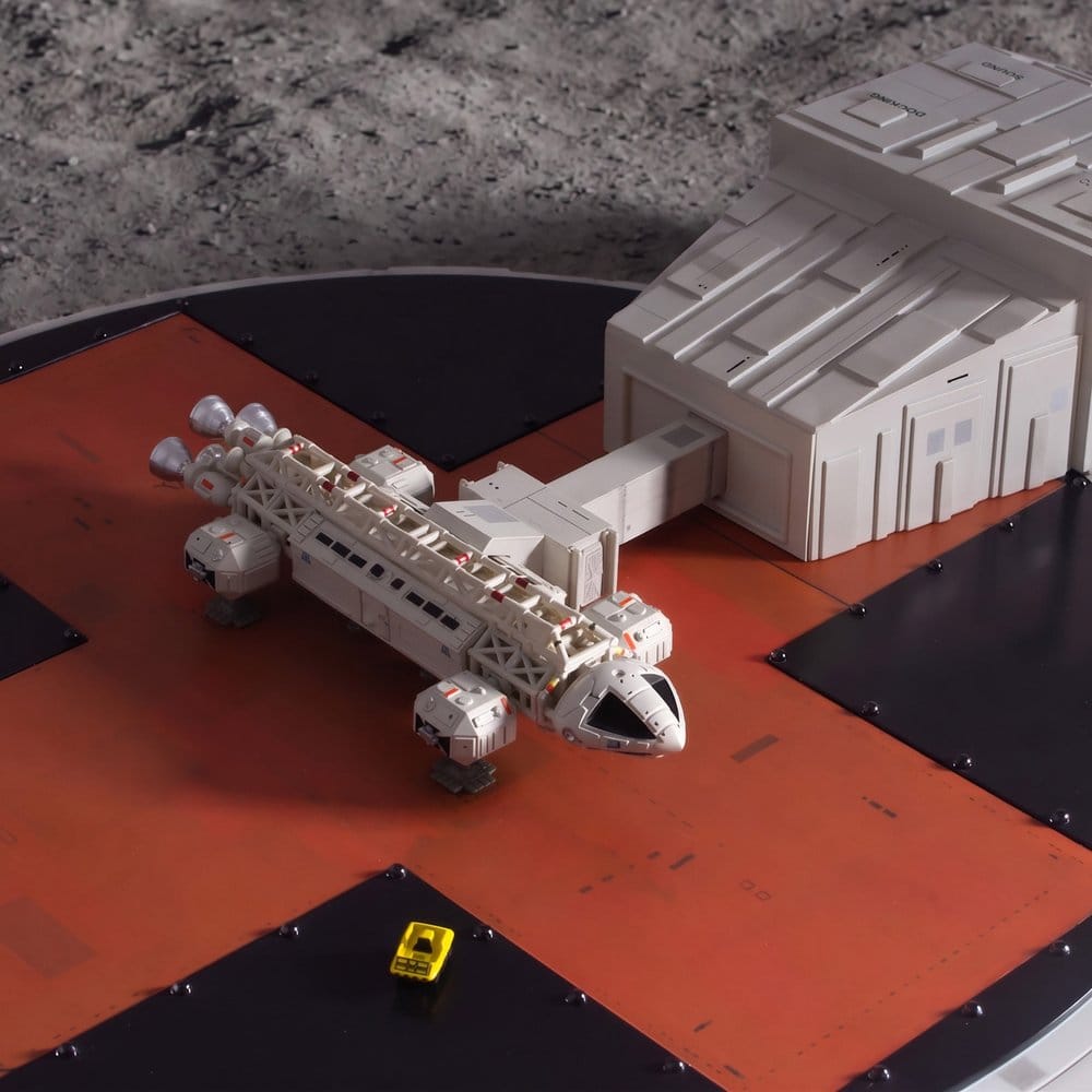 Master Replicas Mondbasis Alpha 1 Landing Pad (With Eagle Transporter) Spielset