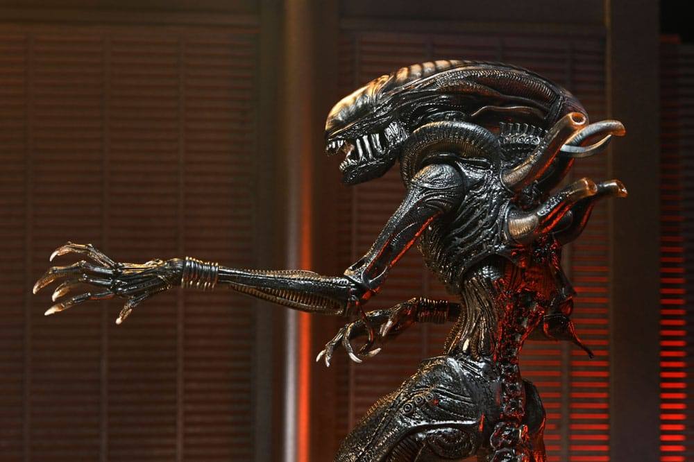 NECA Alien Romulus - Ultimate Scorched Xenomorph 23 cm Actionfigur
