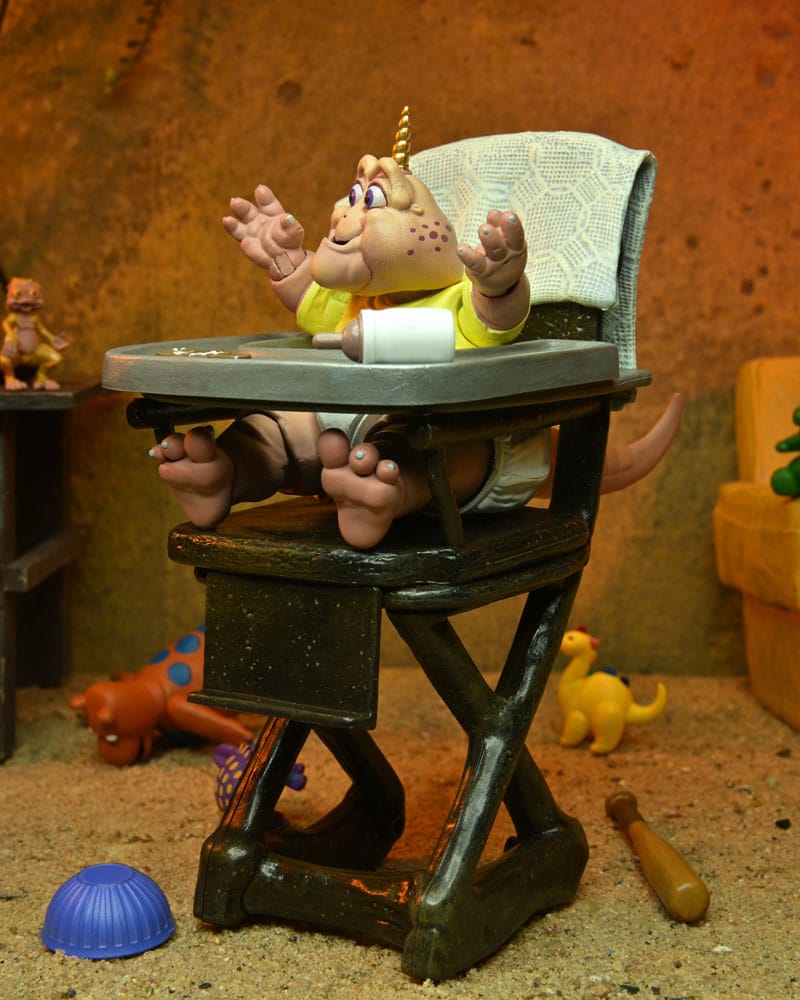 NECA Dinosaurs Ultimate Baby Sinclair Actionfigur 18 cm - Leicht beschädigte Verpackung