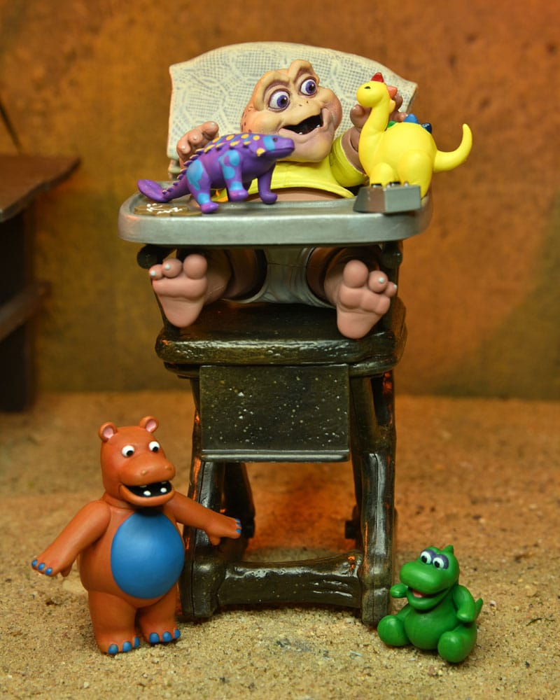 NECA Dinosaurs Ultimate Baby Sinclair Actionfigur 18 cm - Leicht beschädigte Verpackung