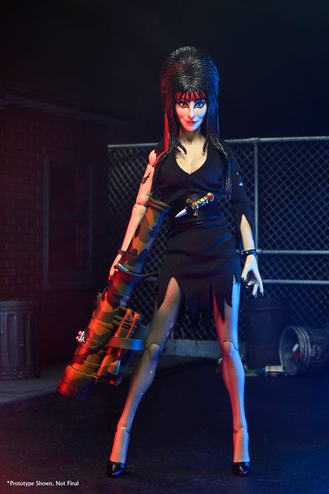 NECA Elvira Herrscherin der Dunkelheit Commando Elvira Clothed Actionfigur