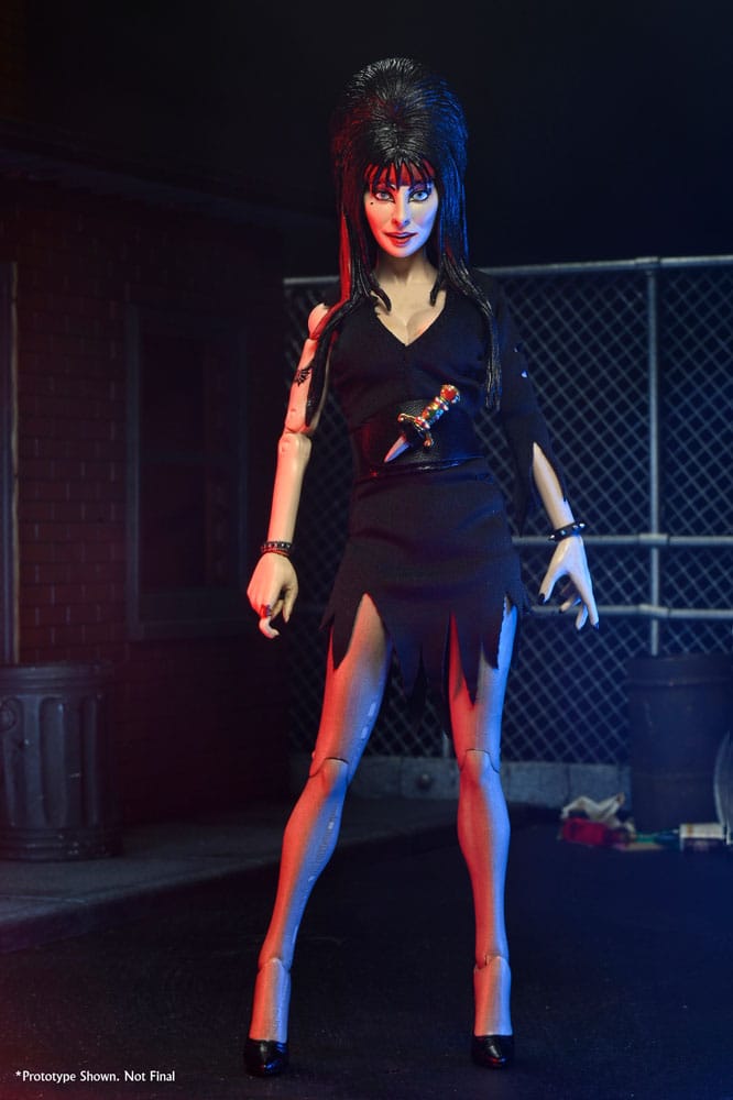 NECA Elvira Herrscherin der Dunkelheit Commando Elvira Clothed Actionfigur