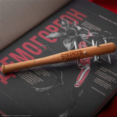 Cinereplicas Stranger Things Stachelige Schlägerkugelschreiber & Stranger Things Anstecknadel