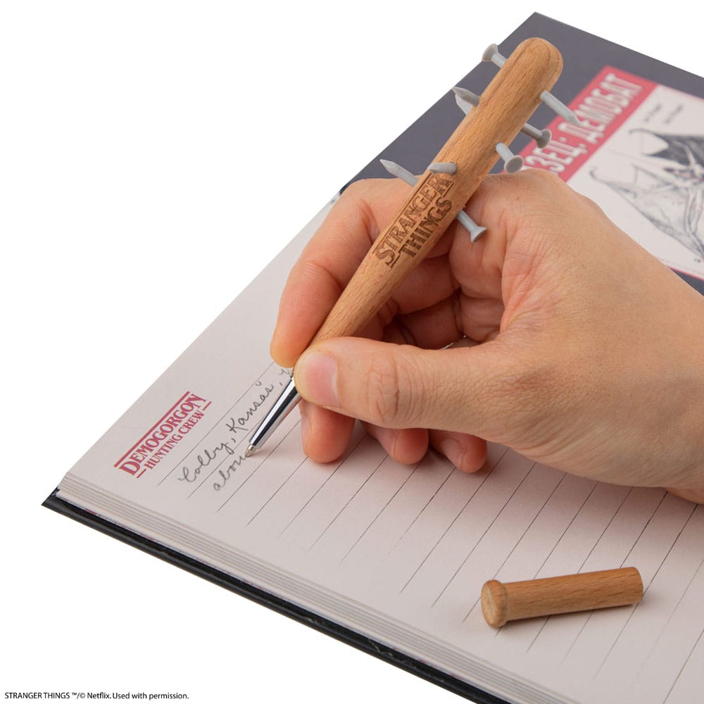 Cinereplicas Stranger Things Stachelige Schlägerkugelschreiber & Stranger Things Anstecknadel