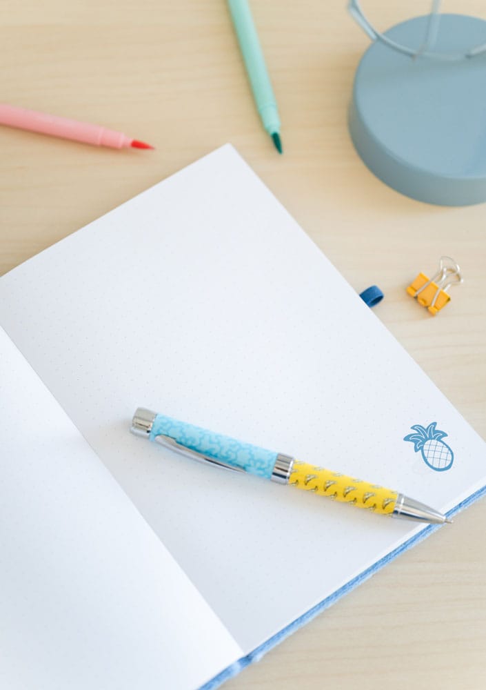 Grupo Erik Stitch Premium Plüsch Notizbuch A5 mit Stift Tropical