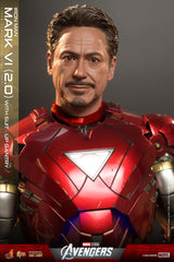 Hot Toys Marvel’s The Avengers Iron Man Mark VI (2.0) mit Suit-Up Gantry Diecast 1/6 Actionfigur