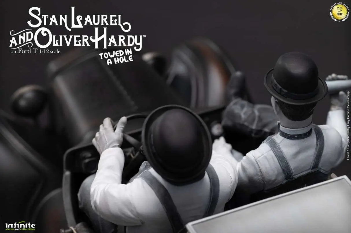 Infinite Statue / Kaustic Plastik Laurel & Hardy Towed In A Hole Ford T 1/12 Statue