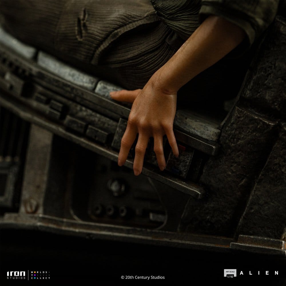 Iron Studios Alien 3 Ellen Ripley and Dog Alien Art Scale 1/10 Statue