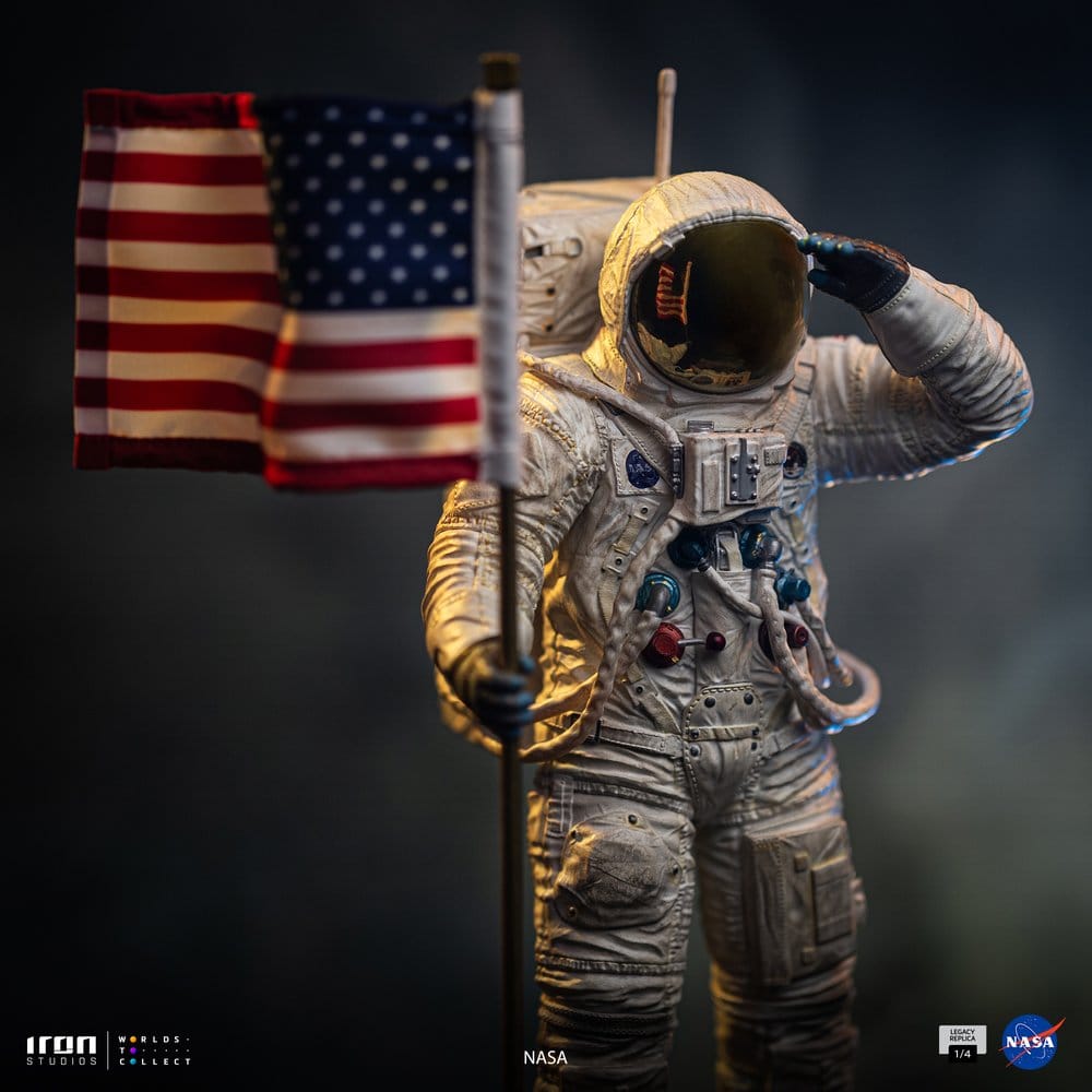 Iron Studios NASA Legacy Replica Apollo 11 Astronaut 1/4 Statue