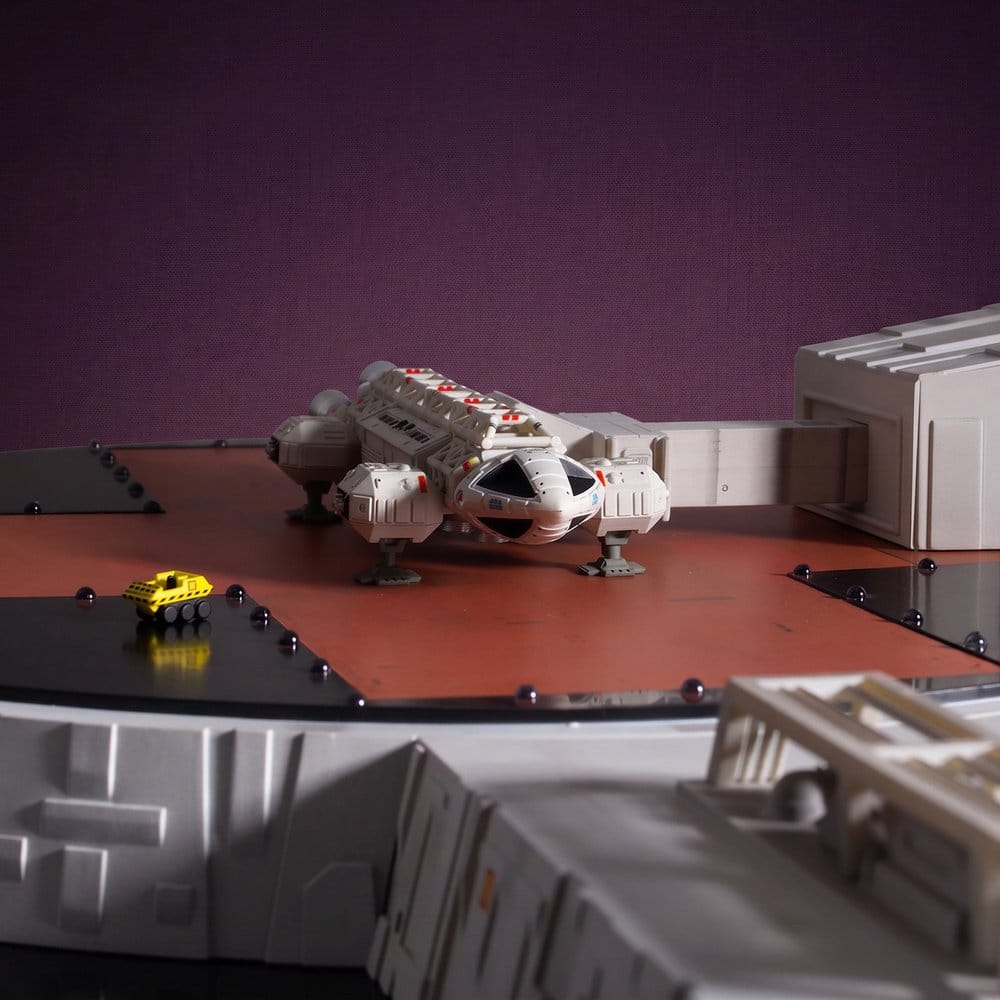 Master Replicas Mondbasis Alpha 1 Landing Pad (With Eagle Transporter) Spielset