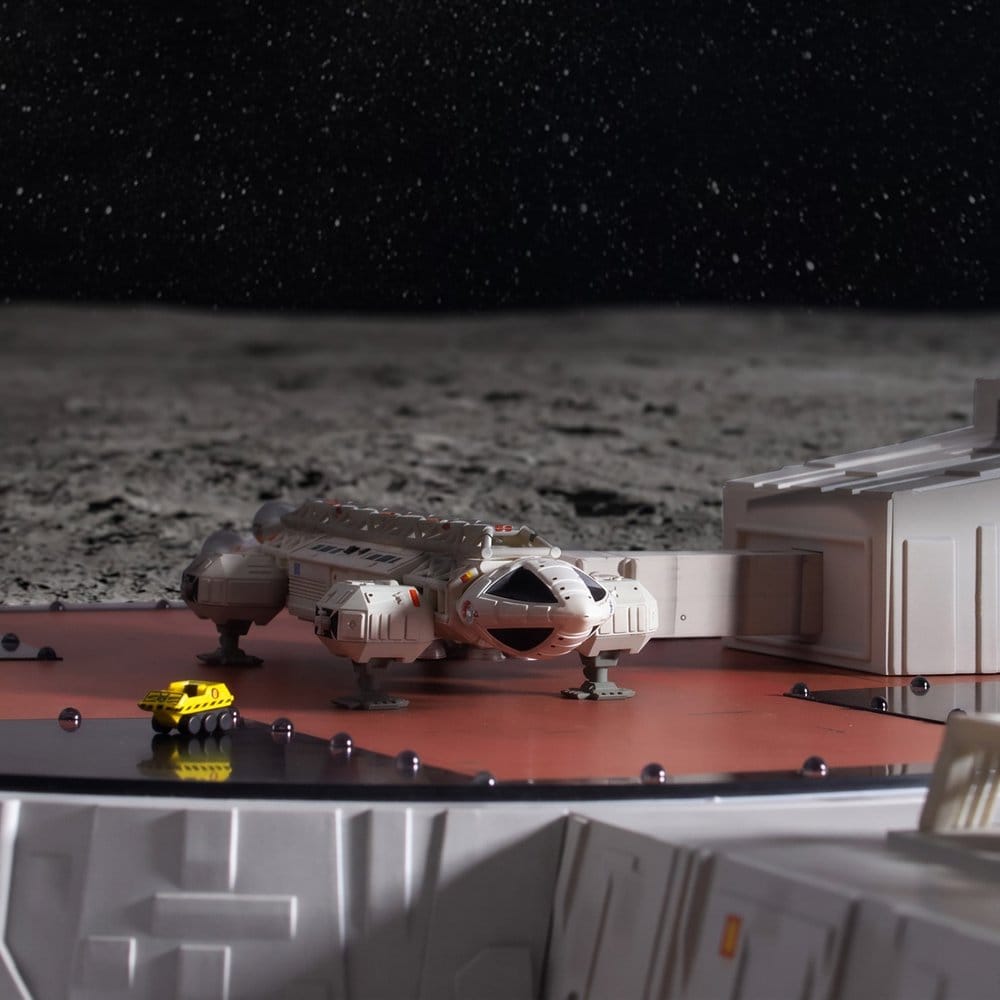 Master Replicas Mondbasis Alpha 1 Landing Pad (With Eagle Transporter) Spielset