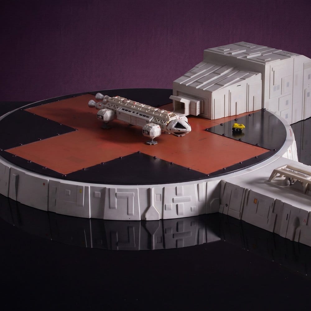 Master Replicas Mondbasis Alpha 1 Landing Pad (With Eagle Transporter) Spielset