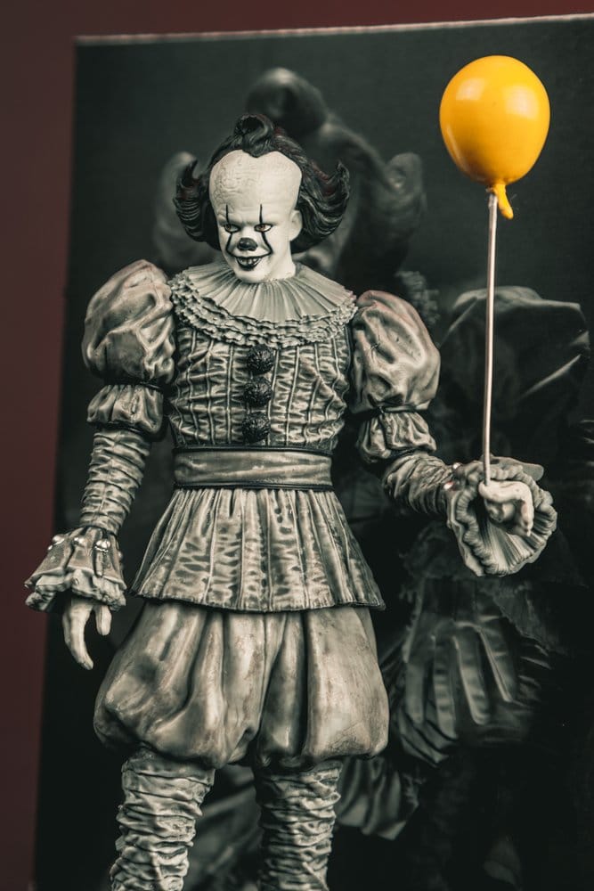 McFarlane Toys Es Welcome To Derry Pennywise Black White Movie Maniacs Figur