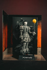 McFarlane Toys Es Welcome To Derry Pennywise Black White Movie Maniacs Figur