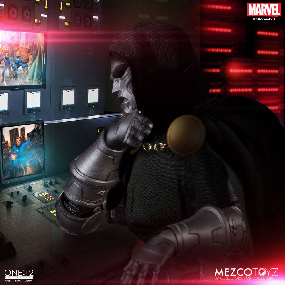 Mezco Toys Marvel Doctor Doom 1/12 Actionfigur