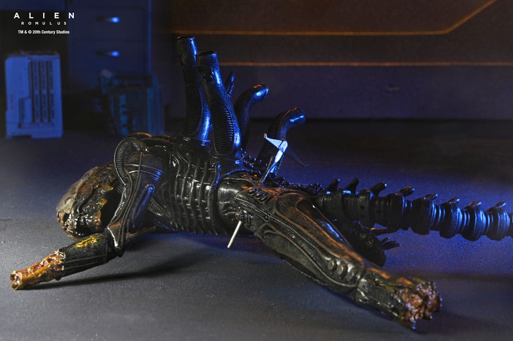 NECA Alien Romulus Suspended Lab Xenomorph XX121 Deluxe Actionfigur 18 cm