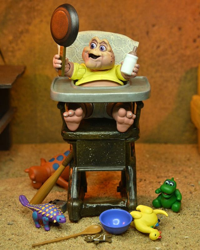 NECA Dinosaurs Ultimate Baby Sinclair Actionfigur 18 cm - Leicht beschädigte Verpackung