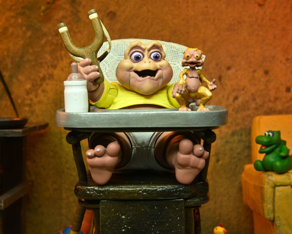 NECA Dinosaurs Ultimate Baby Sinclair Actionfigur 18 cm - Leicht beschädigte Verpackung